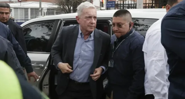 Fiscalía de Colombia cita a Álvaro Uribe por masacres paramilitares