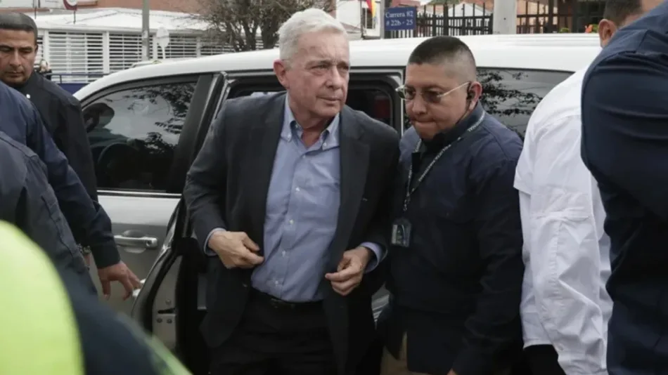 Fiscalía de Colombia cita a Álvaro Uribe por masacres paramilitares