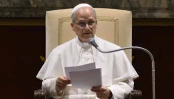 Papa León XIV exige en España combatir los feminicidios