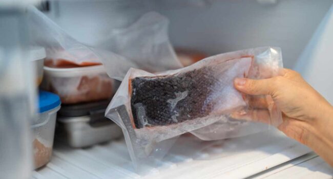 Los envases de plástico pueden transferir sustancias químicas al pescado incluso en la nevera