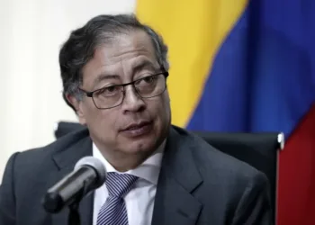 Gobierno de Colombia rechaza intento de suspender a Petro a 11 días del balotaje