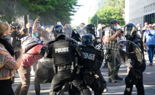 Los derechos laborales bajo ataque: el avance global de la represión antisindical