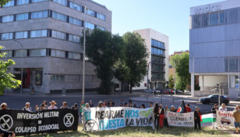 Activistas se concentran frente a las oficinas de Indra para denunciar la inversión militar