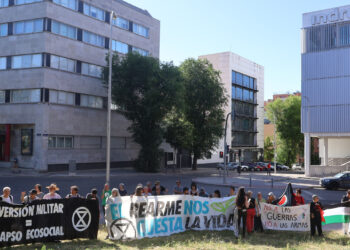 Activistas se concentran frente a las oficinas de Indra para denunciar la inversión militar