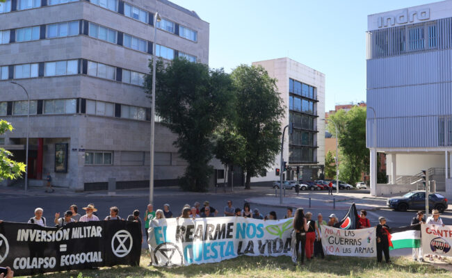 Activistas se concentran frente a las oficinas de Indra para denunciar la inversión militar