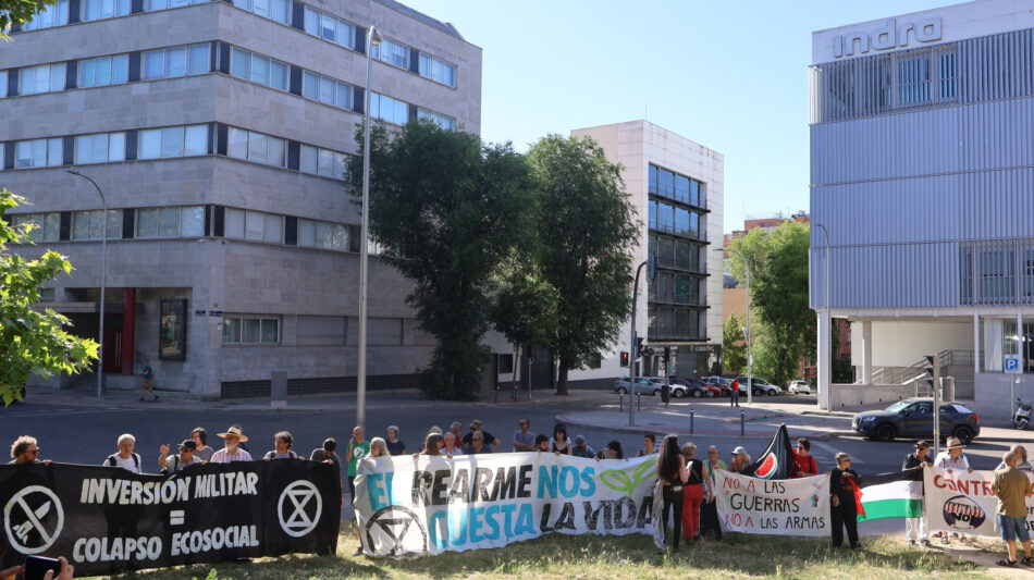Activistas se concentran frente a las oficinas de Indra para denunciar la inversión militar