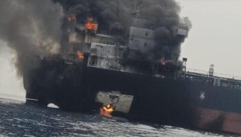 Irán avisa de explosión de petrolero que usó ruta insegura en Ormuz