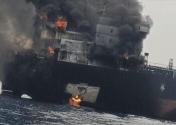 Irán avisa de explosión de petrolero que usó ruta insegura en Ormuz