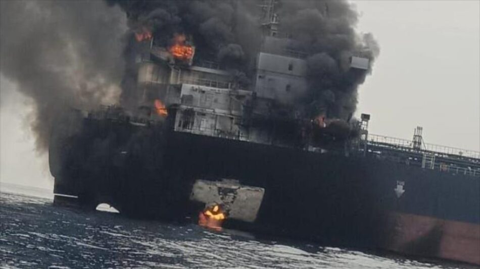 Irán avisa de explosión de petrolero que usó ruta insegura en Ormuz