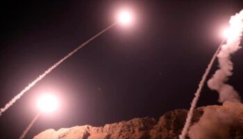 Irán destruye F-15 de EEUU en Jordania y ataca centro de datos de Amazon en Baréin