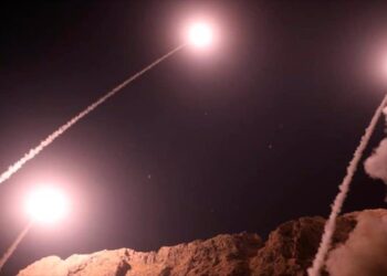 Irán destruye F-15 de EEUU en Jordania y ataca centro de datos de Amazon en Baréin