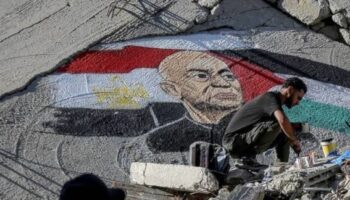 Mural en Gaza rinde homenaje al entrenador de Egipto Hossam Hassan