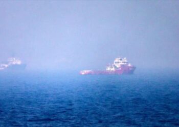 Irán ataca dos superpetroleros inducidos por EEUU a cruzar ruta minada en Ormuz