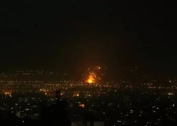 Ataques aéreos de EE. UU. impactan en 16 ciudades de Irán