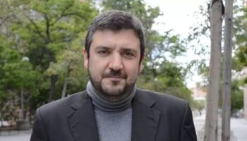 Álvaro Aguilera presenta «Crónica sentimental del nuevo régimen» en Conil