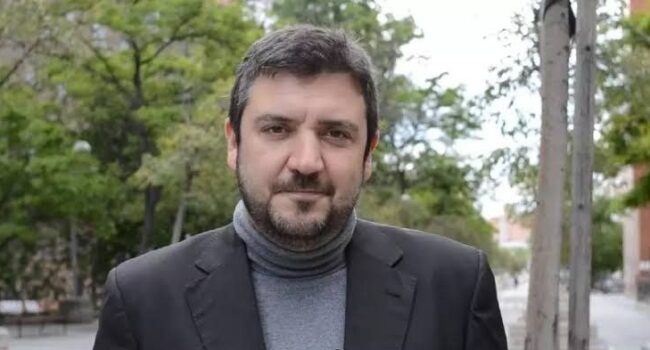 Álvaro Aguilera presenta «Crónica sentimental del nuevo régimen» en Conil