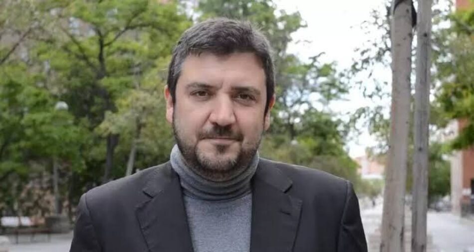 Álvaro Aguilera presenta «Crónica sentimental del nuevo régimen» en Conil