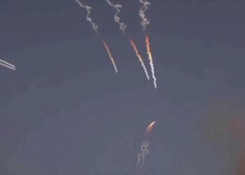 Irán ataca instalaciones de EEUU en Baréin y sus radares estratégicos en Omán