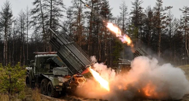 Rusia ataca dos buques que llevaban suministros a fuerzas de Ucrania