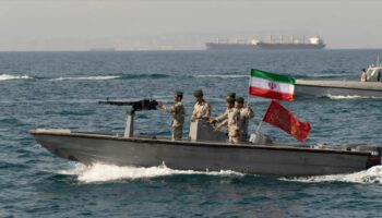 Irán intercepta seis buques que pretendían cruzar ruta insegura de Ormuz