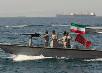 Irán intercepta seis buques que pretendían cruzar ruta insegura de Ormuz