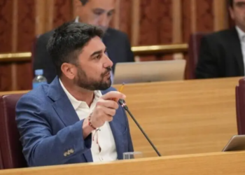 IU exige al alcalde de Sevilla que “no se apague por vacaciones” y active un plan de emergencia ante los cortes de luz