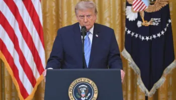 Condenan nuevas restricciones de Trump a visas de periodistas internacionales