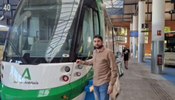 IU Sevilla denuncia que la Junta vuelve a recortar en verano el servicio de autobuses interurbanos y abandona a miles de usuarios del área metropolitana