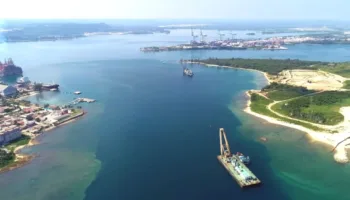 Miles de contenedores para Cuba están retenidos en el Caribe por bloqueo de EE.UU.
