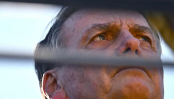 Bolsonaro seguirá en prisión domiciliaria y deberá entregar armas