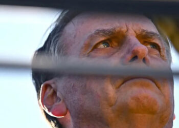 Bolsonaro seguirá en prisión domiciliaria y deberá entregar armas