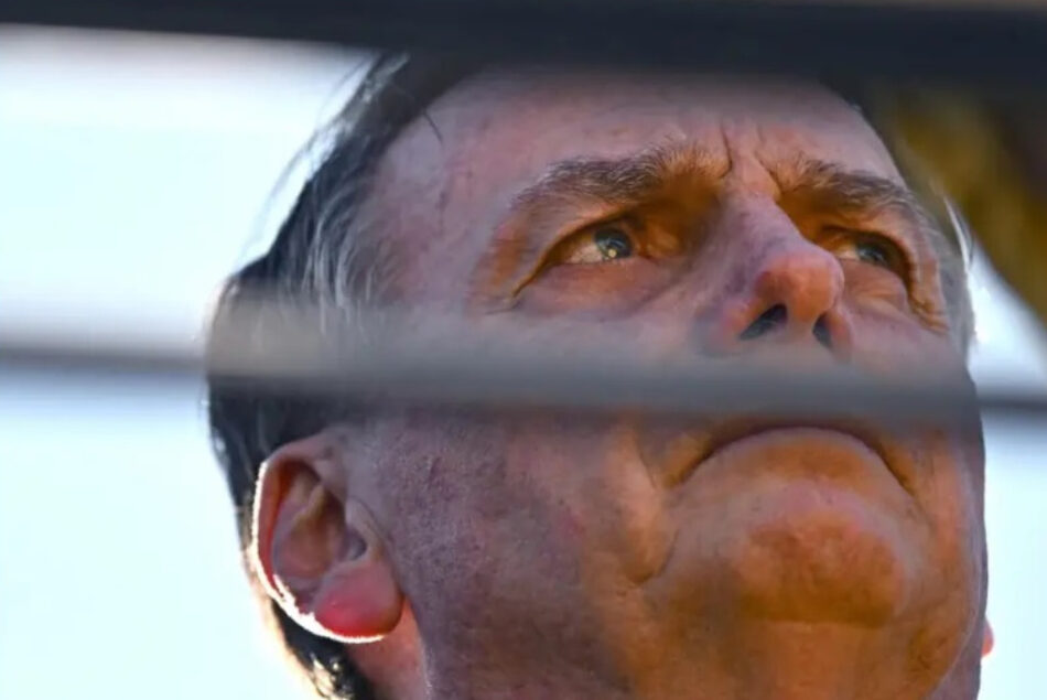 Bolsonaro seguirá en prisión domiciliaria y deberá entregar armas