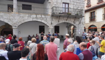 Multitudinaria protesta en Laredo contra “las actitudes antidemocráticas” del alcalde (PP)