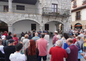 Multitudinaria protesta en Laredo contra “las actitudes antidemocráticas” del alcalde (PP)