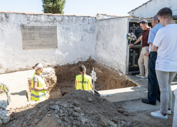La Diputación de Cáceres garantiza la continuidad del proyecto de Villamesías tras localizar los primeros indicios de una fosa de la dictadura franquista