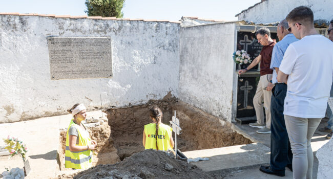 La Diputación de Cáceres garantiza la continuidad del proyecto de Villamesías tras localizar los primeros indicios de una fosa de la dictadura franquista