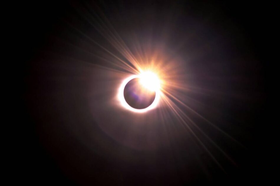 El Ministerio de Ciencia lanza un visor web para localizar y disfrutar del eclipse solar con seguridad