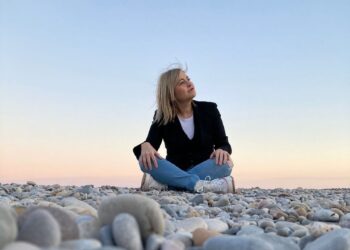 Laura Sebastiá, autora de la novela “Los hijos del vacío”: “Escribo para que, al cerrar el libro, el lector no pueda seguir mirando hacia otro lado”