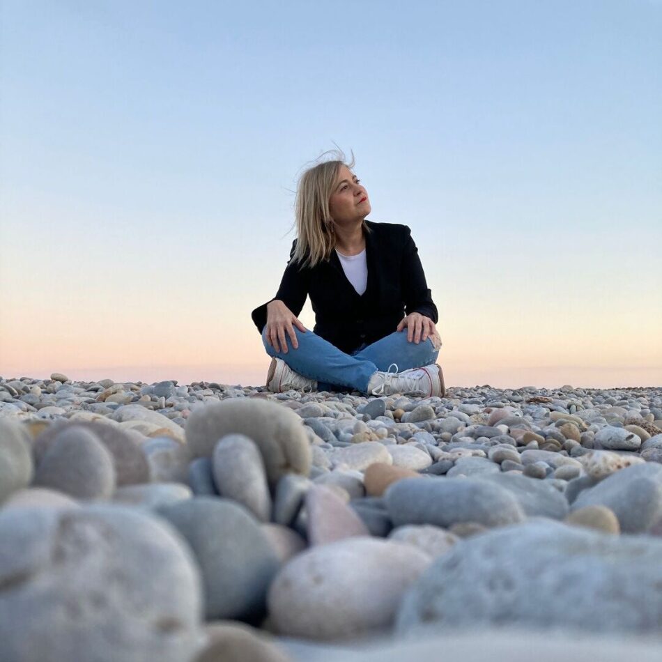 Laura Sebastiá, autora de la novela “Los hijos del vacío”: “Escribo para que, al cerrar el libro, el lector no pueda seguir mirando hacia otro lado”