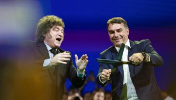 Bolsonaro lanza su candidatura junto a Milei y promete seguir los pasos de su padre