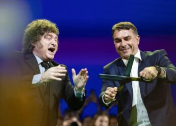 Bolsonaro lanza su candidatura junto a Milei y promete seguir los pasos de su padre