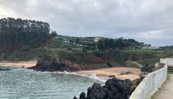 Advierten que otra vez está contaminada la playa de Perlora en Carreño (Asturias)