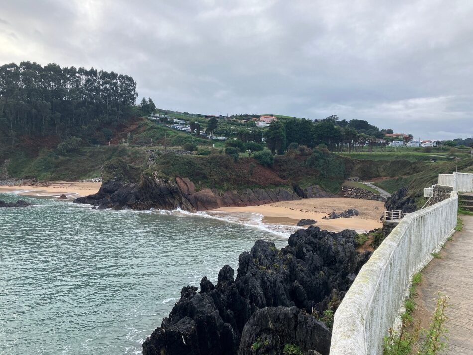 Advierten que otra vez está contaminada la playa de Perlora en Carreño (Asturias)