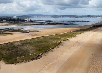 Cantabristas denuncia la degradación ambiental de El Puntal por la falta de control sobre el turismo masivo y el fondeo de embarcaciones