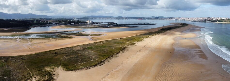 Cantabristas denuncia la degradación ambiental de El Puntal por la falta de control sobre el turismo masivo y el fondeo de embarcaciones
