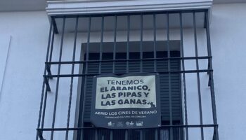 La ciudadanía vuelve a llenar una plaza de San Agustín en Córdoba para exigir la reapertura de los cines de verano mientras el Ayuntamiento y la Junta, ambos gestionados por el PP, se señalan mutuamente