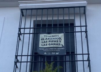 La ciudadanía vuelve a llenar una plaza en Córdoba para exigir la reapertura de los cines de verano mientras el Ayto. y la Junta, ambos gestionados por el PP, se señalan mutuamente