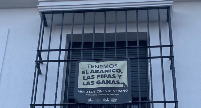 La ciudadanía vuelve a llenar una plaza en Córdoba para exigir la reapertura de los cines de verano mientras el Ayto. y la Junta, ambos gestionados por el PP, se señalan mutuamente