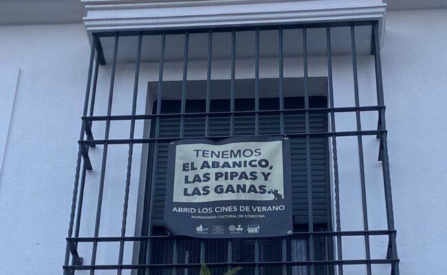 La ciudadanía vuelve a llenar una plaza en Córdoba para exigir la reapertura de los cines de verano mientras el Ayto. y la Junta, ambos gestionados por el PP, se señalan mutuamente