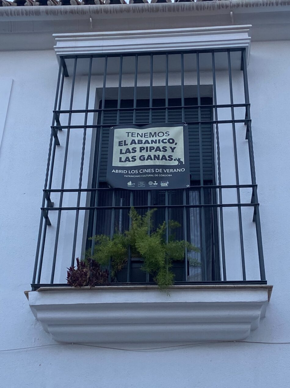 La ciudadanía vuelve a llenar una plaza de San Agustín en Córdoba para exigir la reapertura de los cines de verano mientras el Ayuntamiento y la Junta, ambos gestionados por el PP, se señalan mutuamente